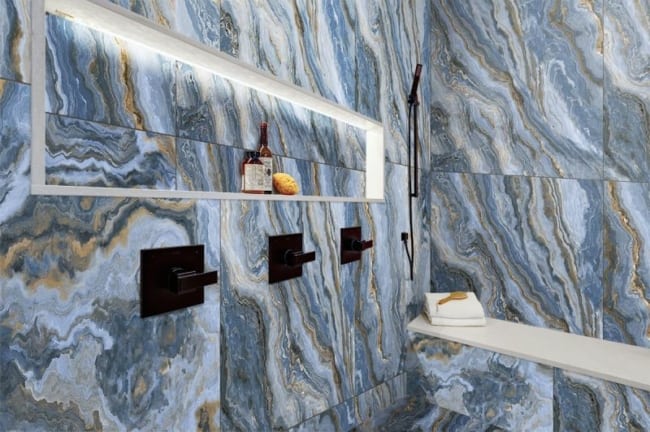 50 porcelanato azul marmorizado em banheiro Gaudi Porcelanato