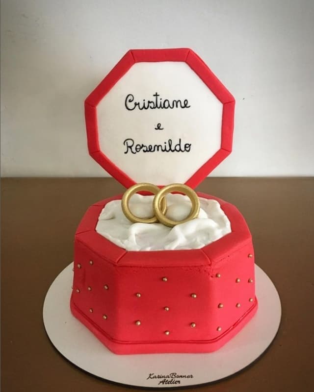 51 bolo vermelho com alianças noivado @karinabonneratelier