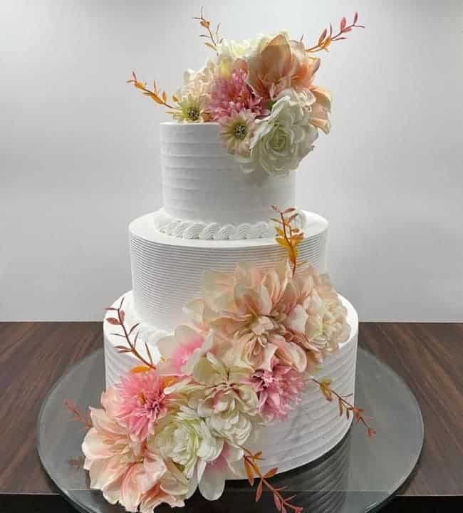 57 bolo 3 andares casamento com flores artificiais @luizacarolina doceria