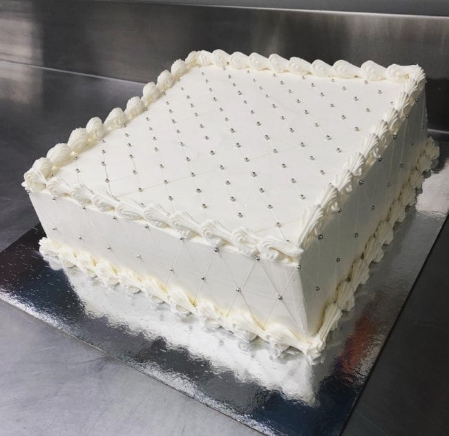 6 bolo quadrado branco e simples para casamento @christinecakecarnival