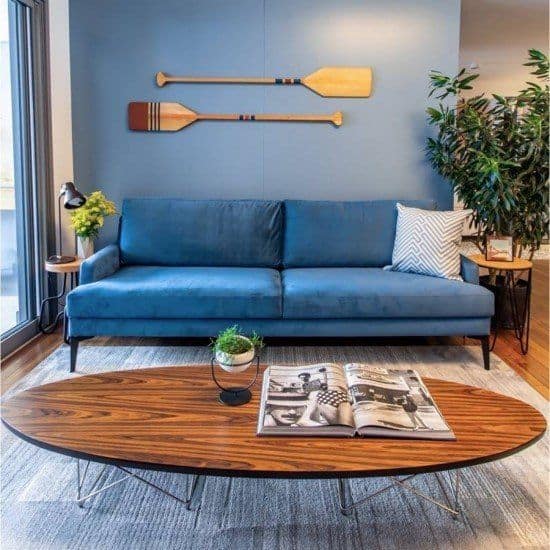 6 sala com sofá azul e decoração náutica Pinterest