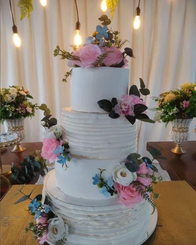 7 bolo casamento 4 andares com flores artificiais @anicleiacarvalho8