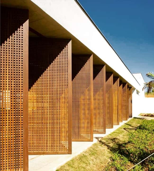 7 fachada com muxarabi de madeira @wooddesignbrasilia