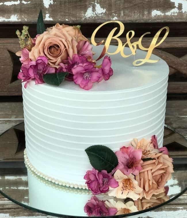 8 bolo de casamento redondo e com flores @meirejucinogueira