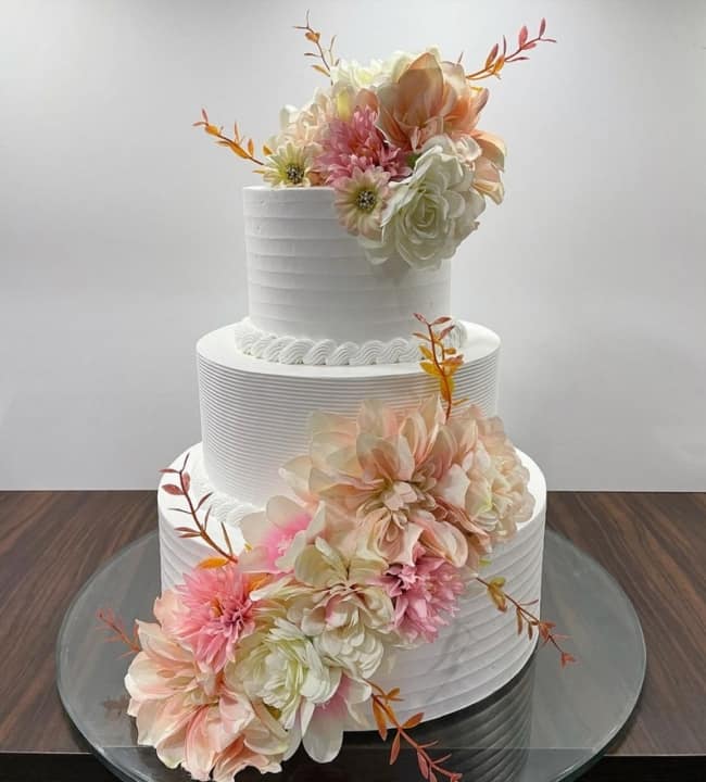 9 bolo branco com flores artificiais @luizacarolina doceria