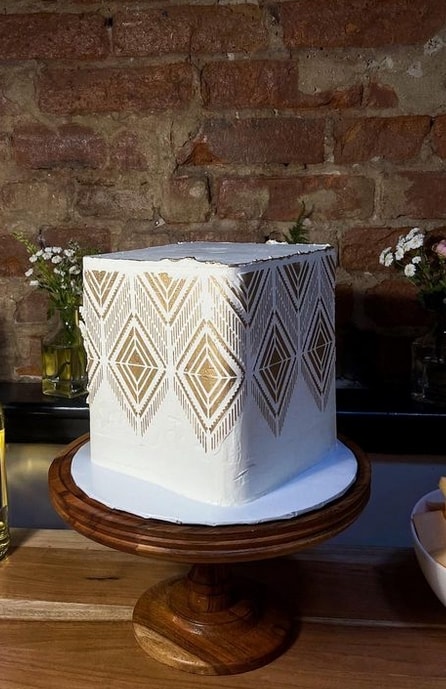 9 bolo quadrado com detalhes dourados para casamento @cake elegance