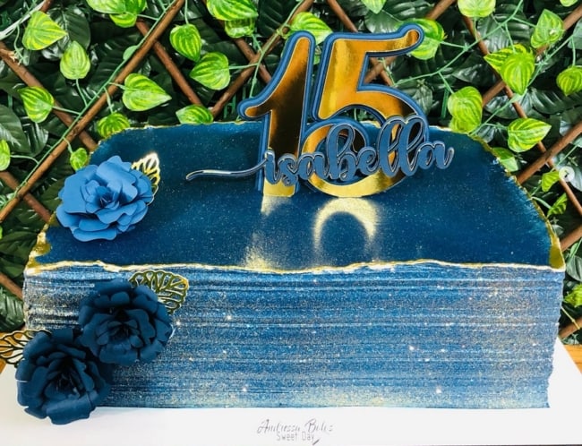 14 bolo quadrado azul e dourado 15 anos @andressabolossweetday