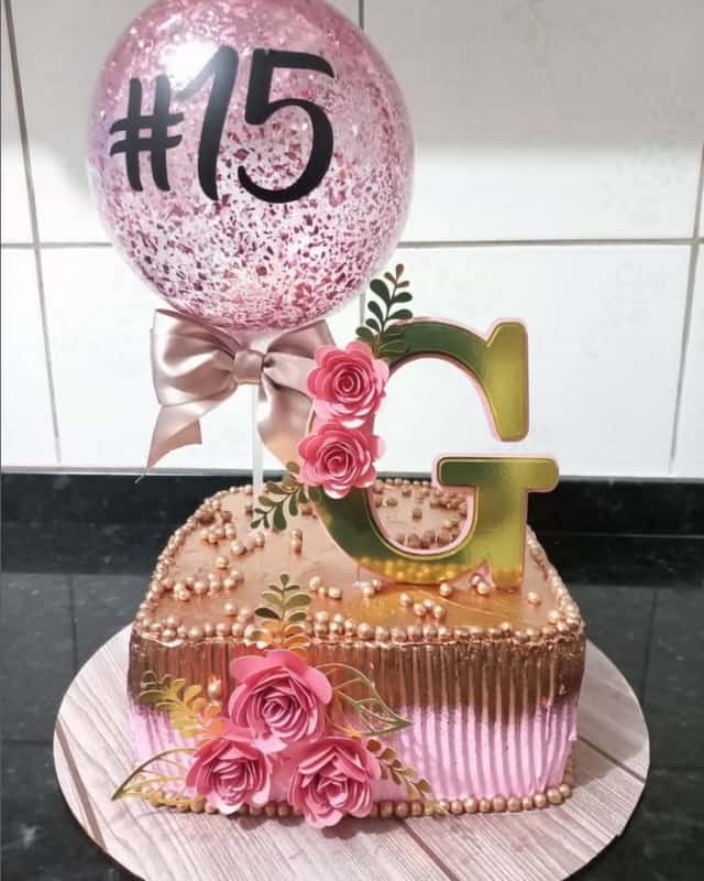 15 bolo rosa e quadrado 15 anos @docesdastar