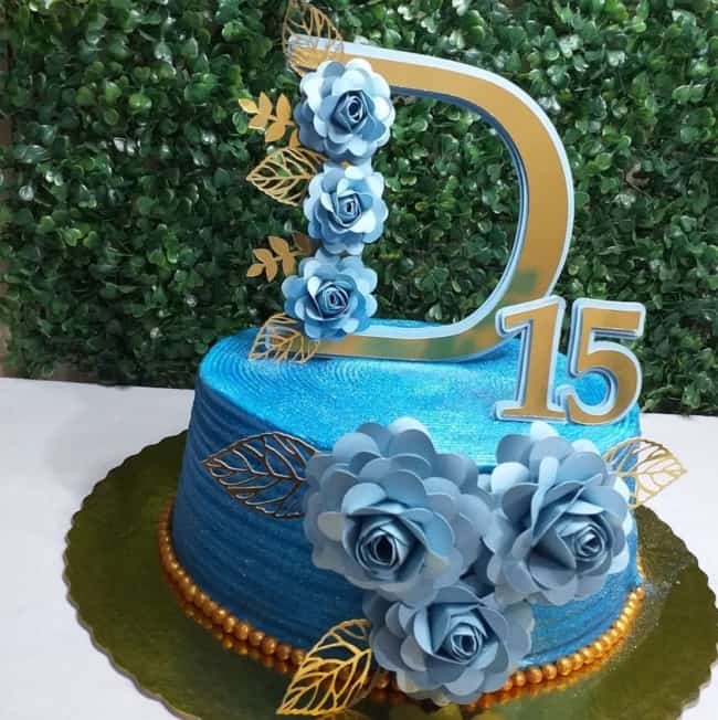 28 bolo de 15 anos azul com toppers @clau bolos