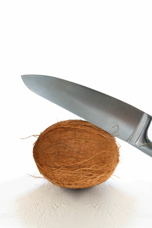 3 como abrir coco seco com faca Nutrition Refined