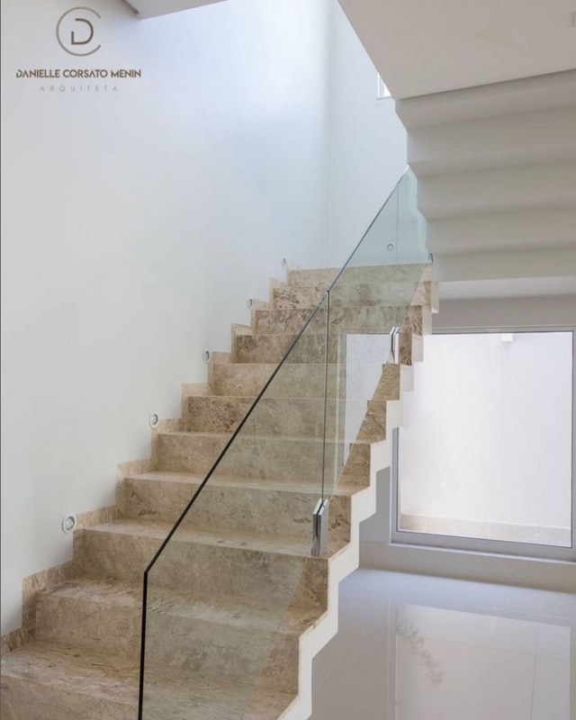 31 escada moderna em mármore travertino @danicorsatoarquiteta