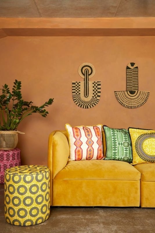 4 sala com sofá amarelo e decoração africana Pinterest