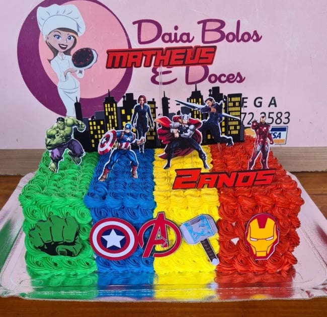 5 bolo quadrado e colorido Vingadores @daia bolos doces