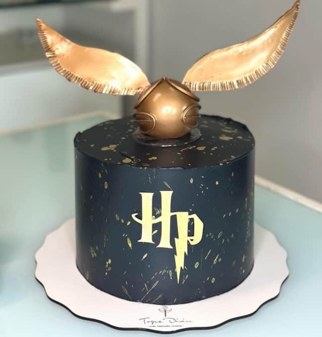 15 bolo preto com decoração Harry Potter @toquedivino07