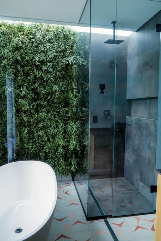 19 banheiro moderno com jardim preservado Verniz Arquitetura