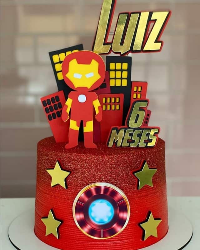 22 bolo com glitter Homem de Ferro cute @cakesda lari