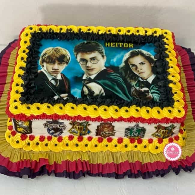 23 bolo retangular com papel de arroz Harry Potter e chantininho @ronilzabolosoficial