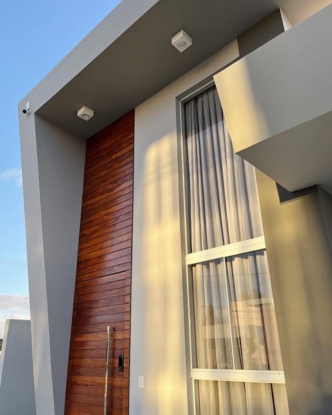 31 fachada moderna cinza com madeira @arquitetoviniciusmedeiros