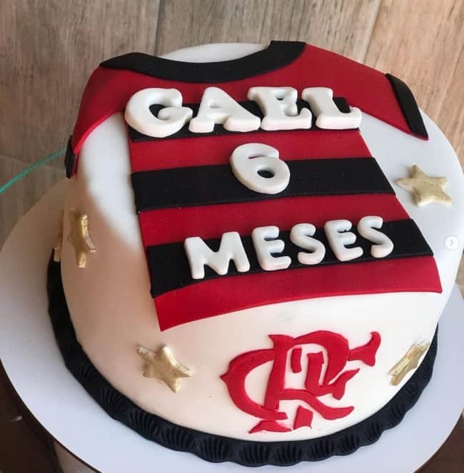 32 bolo mesversário Flamengo em pasta americana @alebolosdecorados