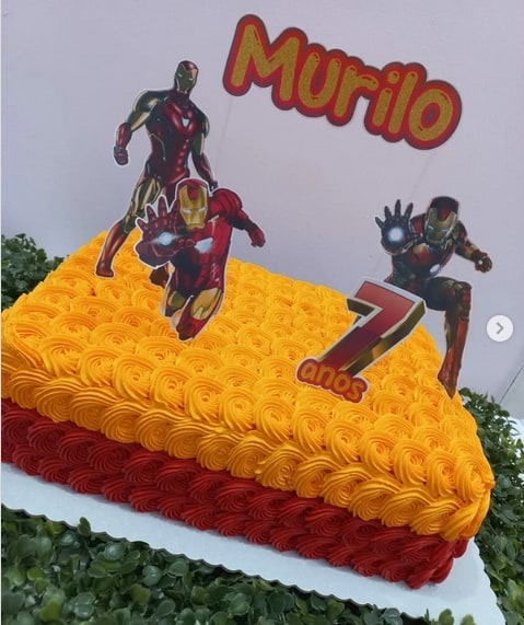 6 bolo quadrado decorado Homem de Ferro @docebeijotati