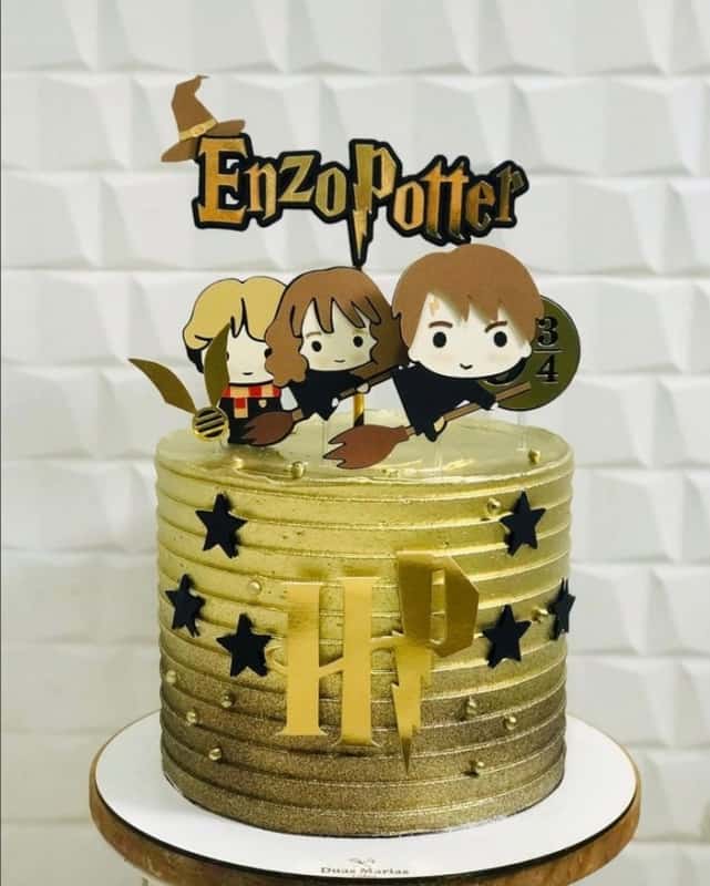 67 bolo mesversário dourado Harry Potter @duasmarias cakes