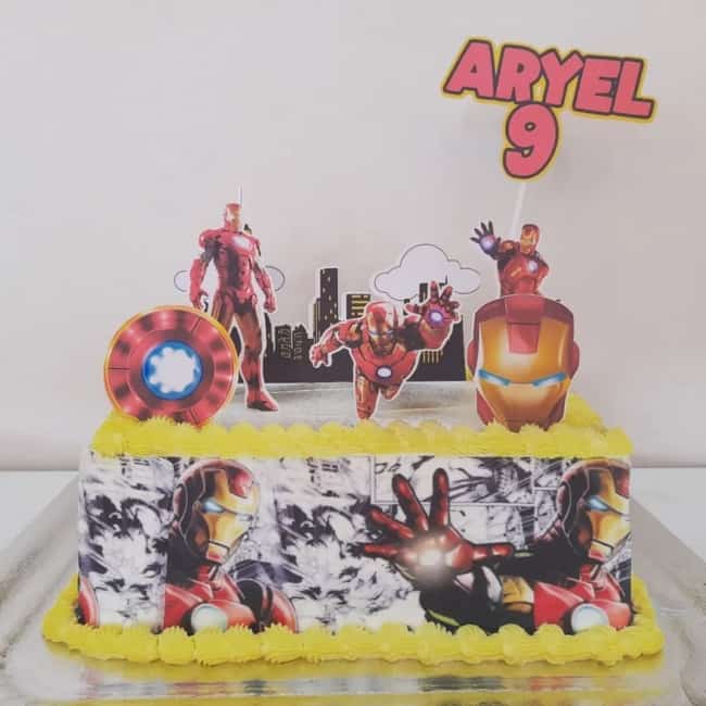 7 bolo quadrado com decoração Homem de Ferro @gislainekitfesta