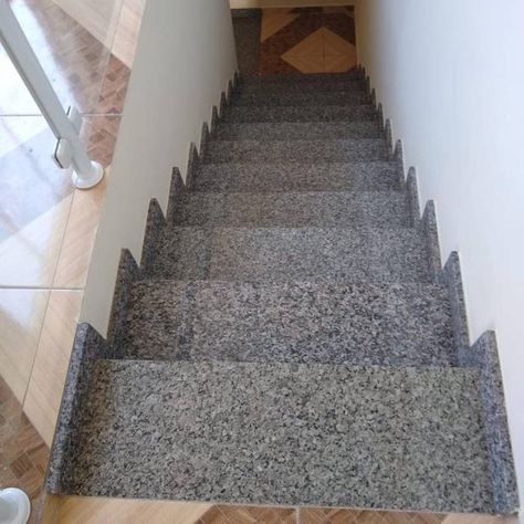granito cinza na escada