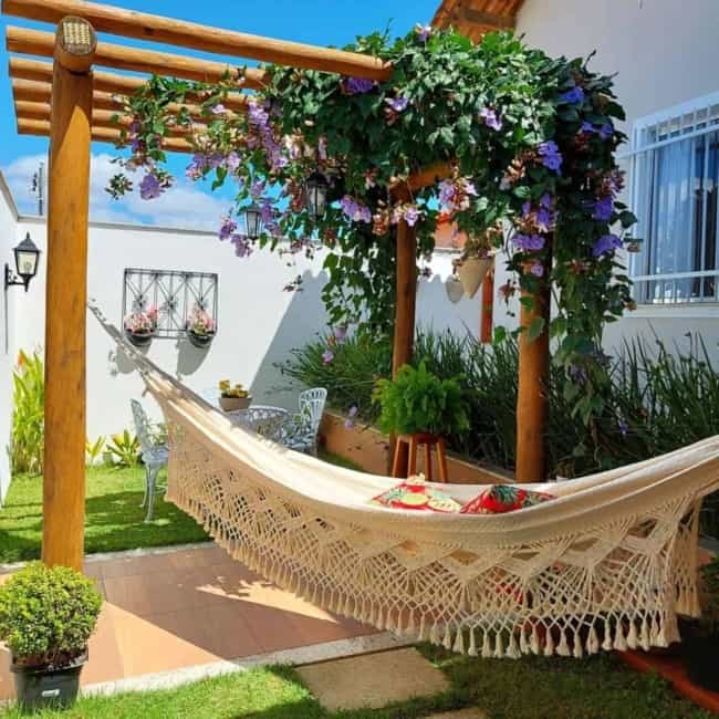 1 pergolado de eucalipto no jardim com flores Pinterest