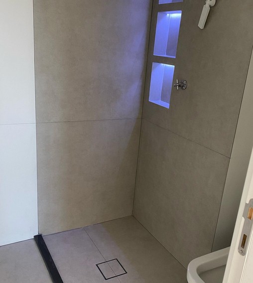 11 banheiro com porcelanato fosco cinza @mirelo reformas