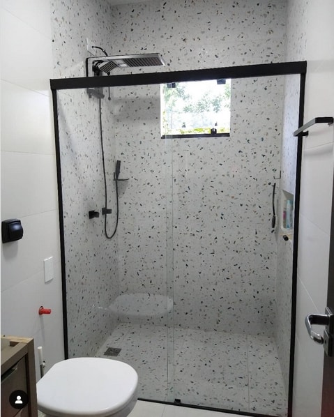 13 banheiro com porcelanato granilite glitter Itagres @fiftythreenewhome