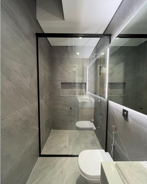16 banheiro com revestimento natural cinza @revestimentosprime