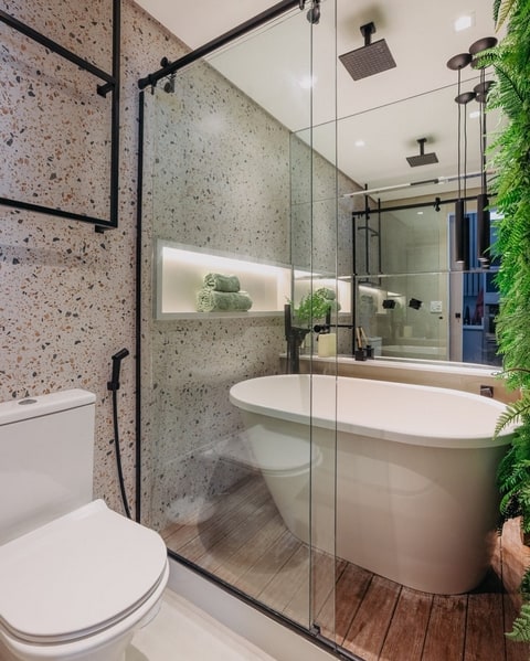 27 banheiro com banheira e porcelanato granilite Confete Ceusa @danibarroso arq