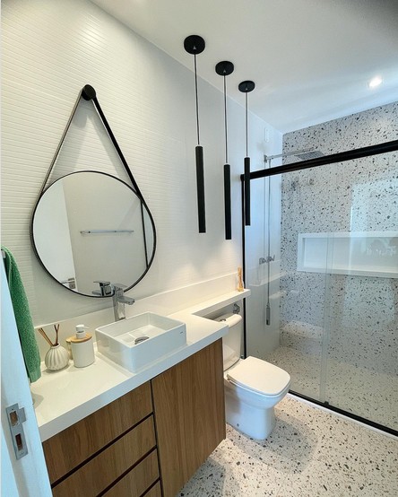 28 banheiro com porcelanato de granilite Ceusa Confete @taisduque arquitetura