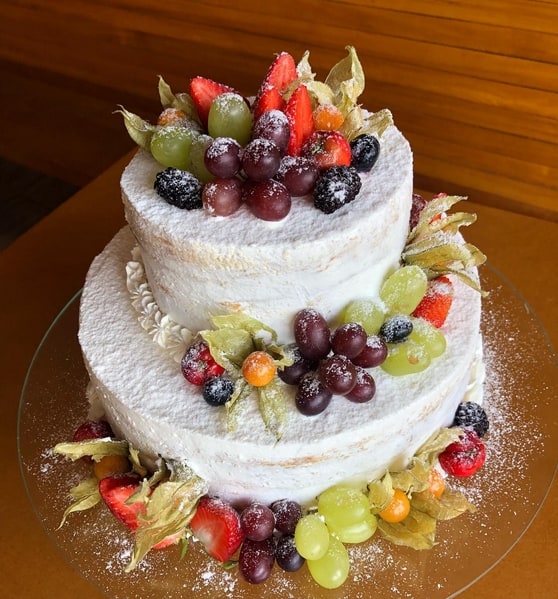28 bolo bem casado 2 andares com frutas @docevenenodoceria