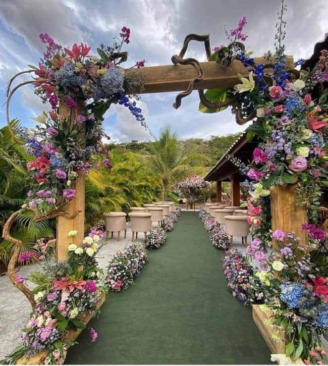 31 decoração rústica e com flores coloridas casamento no sítio @verofestas