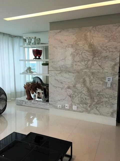 33 sala com parede de mármore cinza claro Nimbus PR Grupo Parana