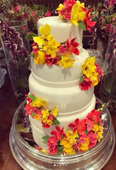 34 bolo bem casado 4 andares com flores de açúcar @bunnyconfeitaria