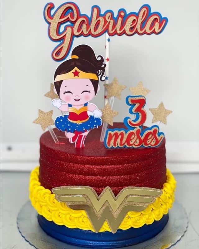 48 bolo com glitter Mulher Maravilha mesversário @cakesda lari