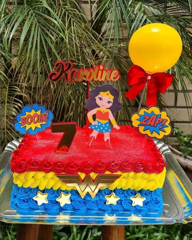 5 bolo quadrado e colorido Mulher Maravilha @daia bolos doces