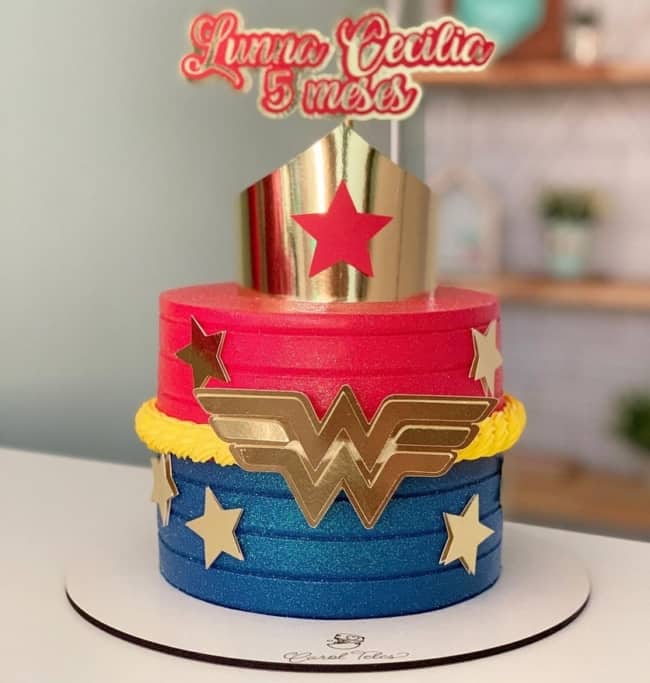 50 bolo decorado mesversário Mulher Maravilha @caroltelesbolos