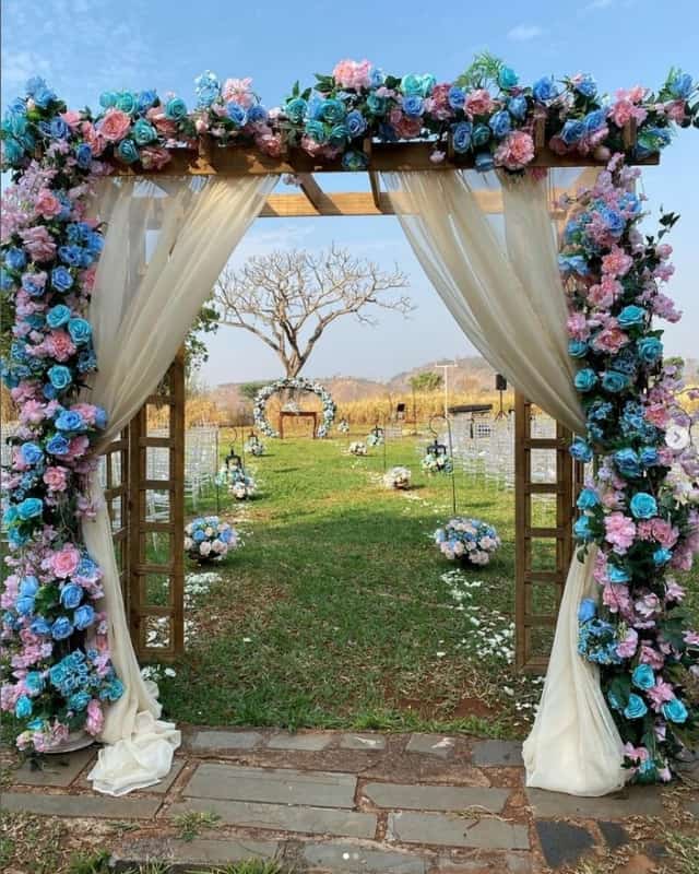 55 casamento com pergolado decorado com flores artificiais @rustica floricultura locacoes