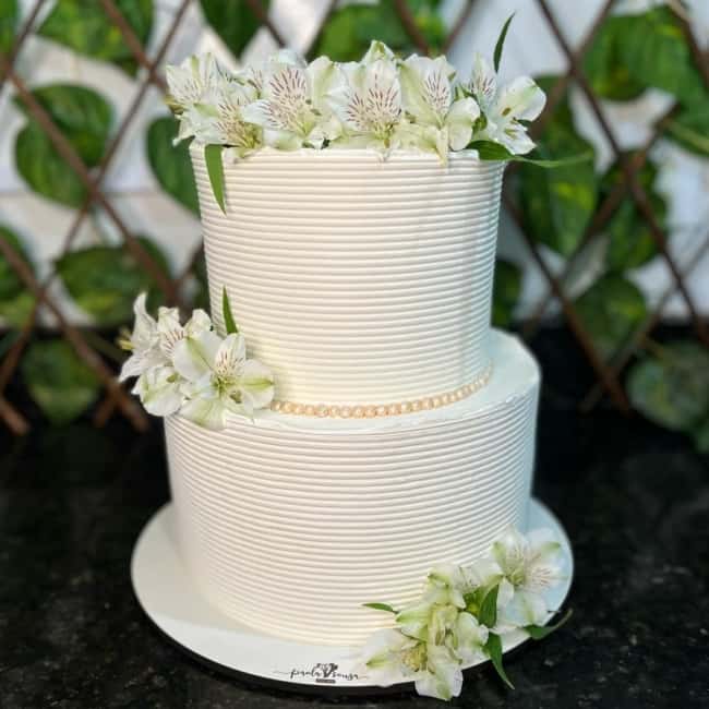 56 bolo casamento rústico com flores brancas @paolasouzadoceria