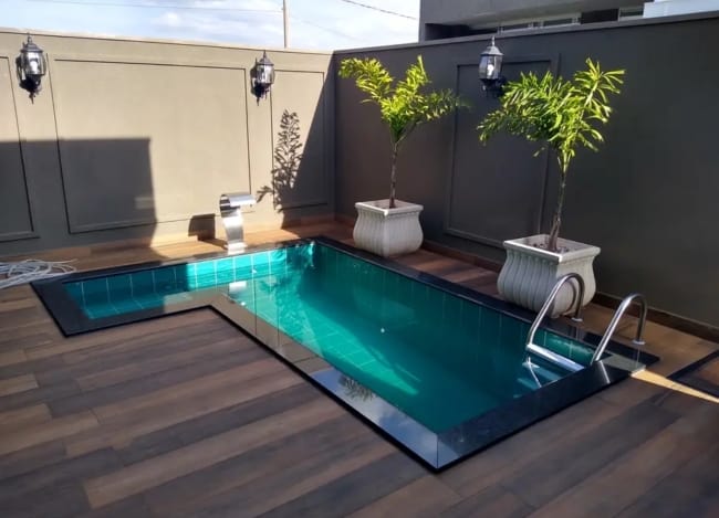 7 piscina pequena com deck de porcelanato amadeirado Homify