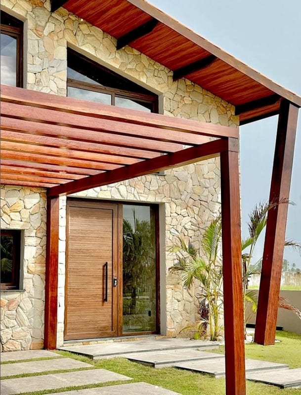 9 casa com pergolado de madeira para garagem @emanoella liborio arquitetura