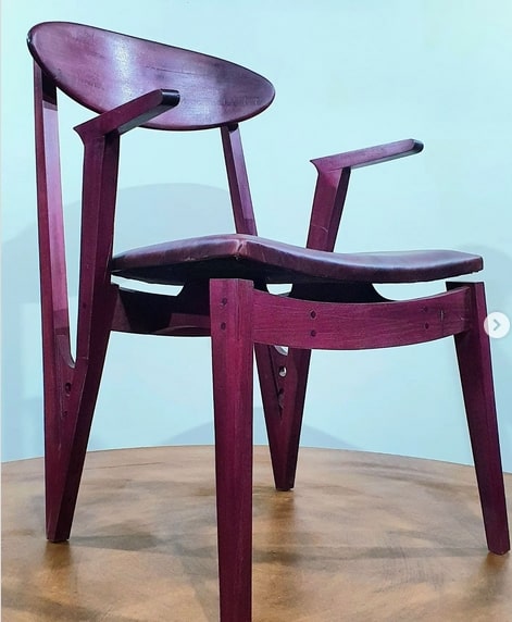 2 cadeira em madeira roxinho @alexandremezenciodesigner