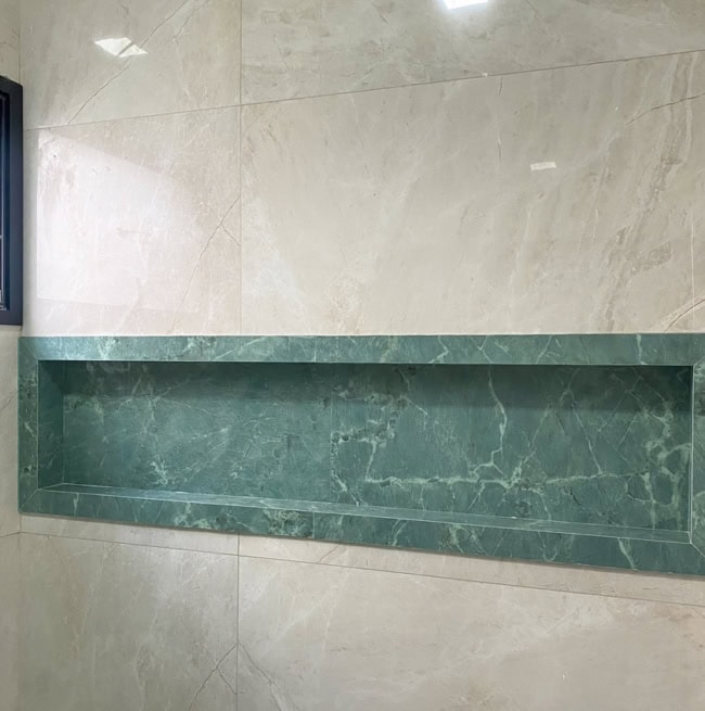 14 nicho de banheiro com porcelanato verde Marbella Villagres @tosel birigui