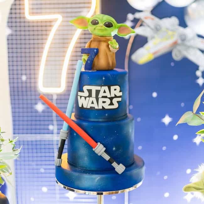 16 bolo falso Star Wars @petitcomitelocacoes
