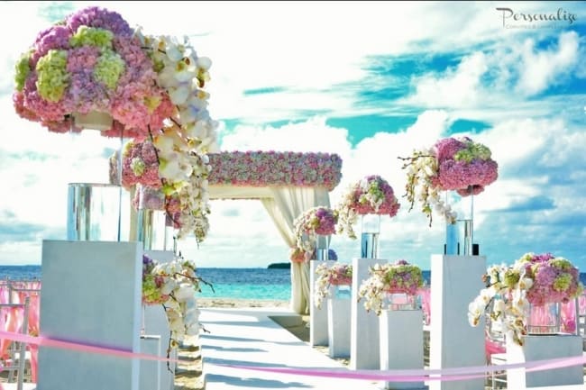29 decoração casamento na praia com flores rosa @personalizegraficaexpressa