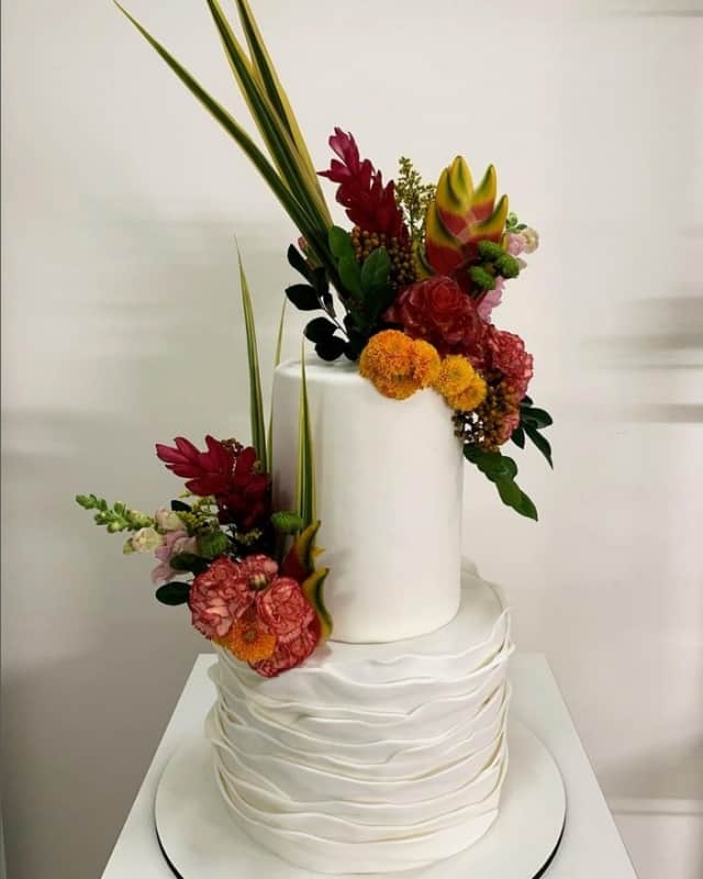 53 bolo casamento com flores tropicais @chocolateriavaniacampinho