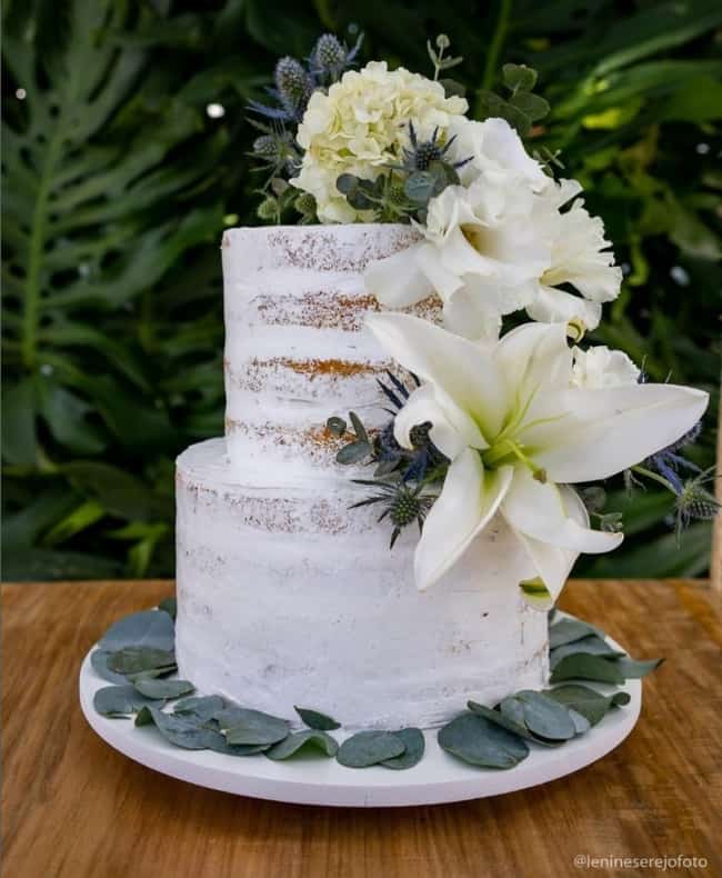 55 bolo casamento com flores brancas @monicamellocakedesigner
